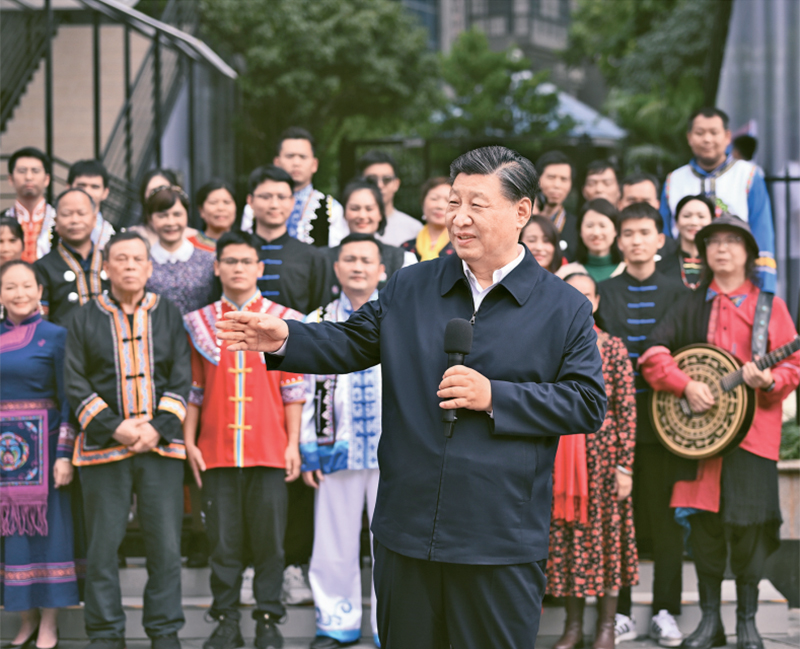 2023年12月14日至15日,中共中央總書記、國家主席、中央軍委主席習(xí)近平在廣西考察。這是14日上午,習(xí)近平在南寧市良慶區(qū)蟠龍社區(qū)考察時,同社區(qū)各族群眾親切交流。