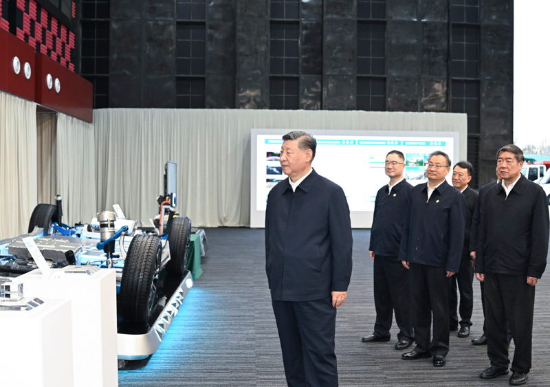 10月17日至18日,中共中央總書記、國家主席、中央軍委主席習近平在安徽考察。這是17日下午,習近平在合肥濱湖科學城察看安徽省重大科技創(chuàng)新成果集中展示。