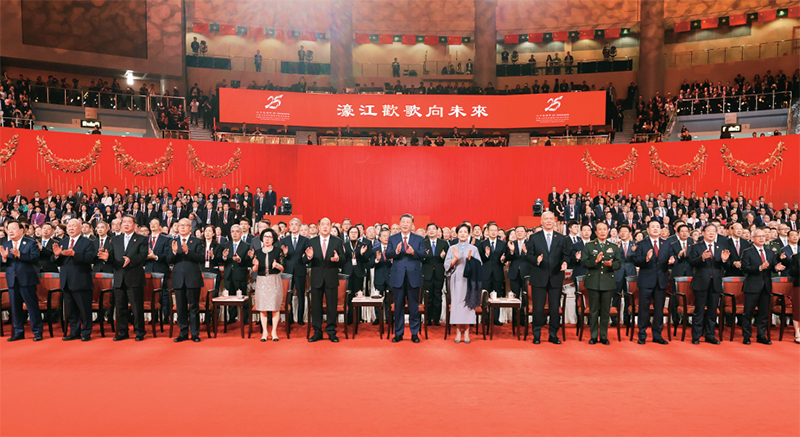 2024年12月19日晚,慶祝澳門回歸祖國25周年文藝晚會在澳門東亞運動會體育館舉行。中共中央總書記、國家主席、中央軍委主席習(xí)近平觀看演出。晚會最后,習(xí)近平同全場觀眾一起高唱《歌唱祖國》。