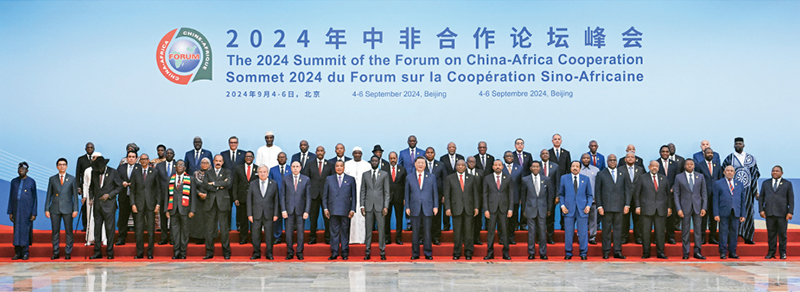 2024年9月5日上午,國家主席習(xí)近平在北京人民大會堂出席中非合作論壇北京峰會開幕式并發(fā)表主旨講話。這是開幕式前,習(xí)近平同出席峰會的外方領(lǐng)導(dǎo)人集體合影。