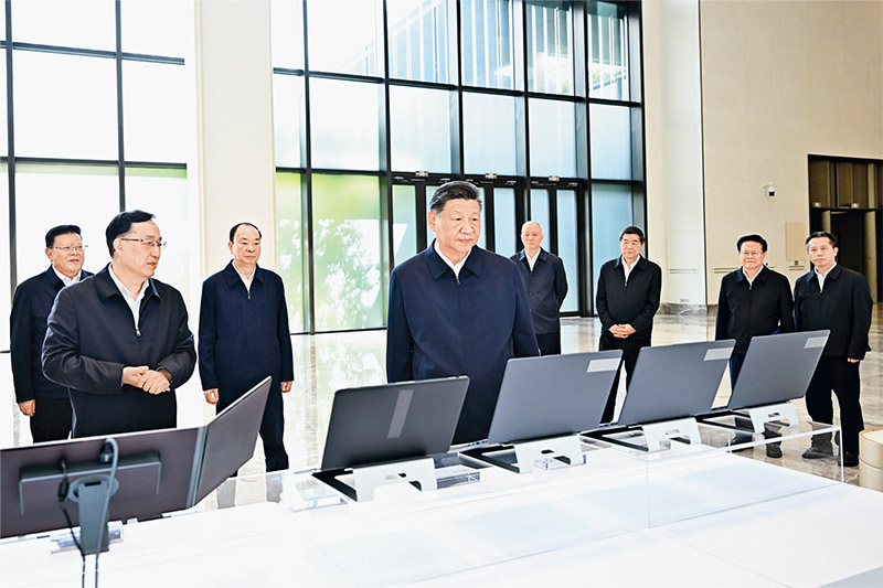 ??2025年11月7日至8日,中共中央總書(shū)記、國(guó)家主席、中央軍委主席習(xí)近平在廣東考察。這是8日上午,習(xí)近平在廣州察看廣東科技創(chuàng)新和產(chǎn)業(yè)創(chuàng)新融合發(fā)展成果展示。