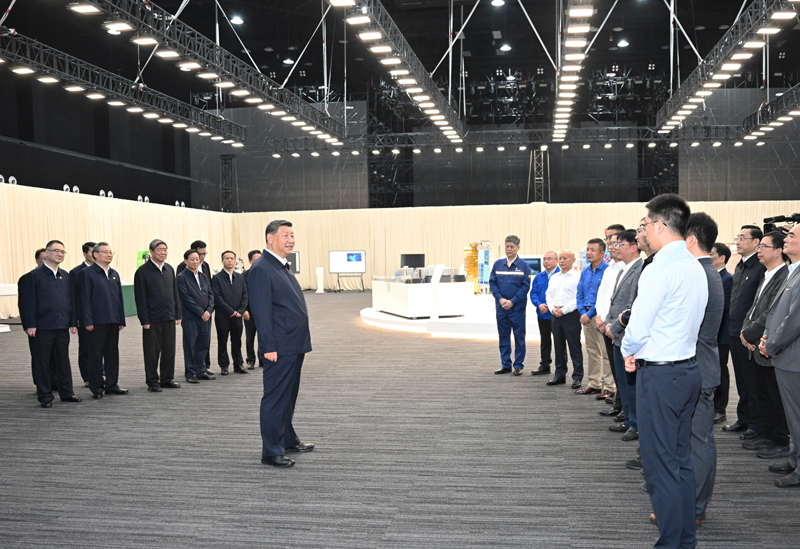 10月17日至18日,中共中央總書記、國家主席、中央軍委主席習近平在安徽考察。這是17日下午,習近平在合肥濱湖科學城考察時,同現(xiàn)場科研人員和企業(yè)負責人親切交流。