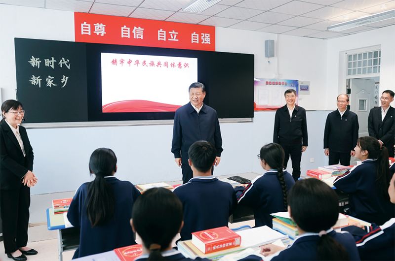 2024年6月18日至19日,中共中央總書記、國家主席、中央軍委主席習(xí)近平在青??疾?。這是18日下午,習(xí)近平在果洛西寧民族中學(xué)高一(1)班觀摩“新時代、新家鄉(xiāng)”主題思政課。
