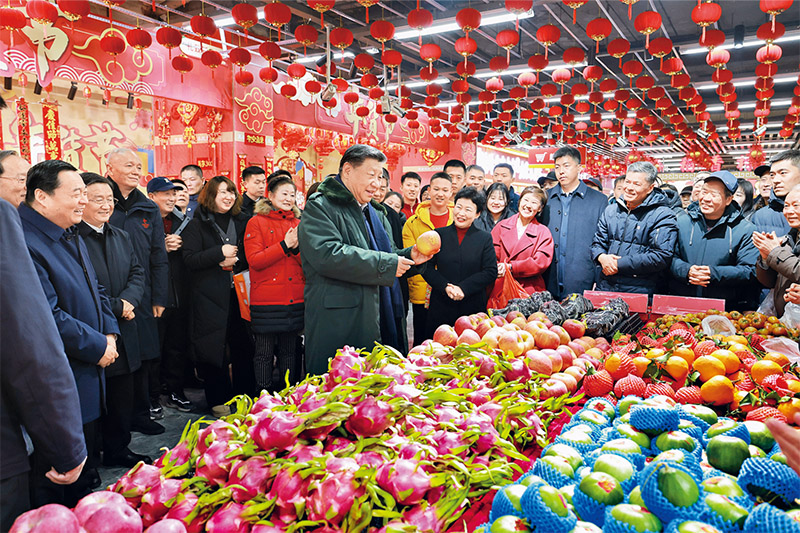 ??2025年1月22日至24日,中共中央總書(shū)記、國(guó)家主席、中央軍委主席習(xí)近平冒著嚴(yán)寒來(lái)到遼寧,看望慰問(wèn)基層干部群眾。這是23日上午,習(xí)近平在沈陽(yáng)大東副食品商場(chǎng)考察時(shí),同店主和顧客親切交流。